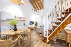 Modern duplex courtyard -2Bedrooms 2Baths