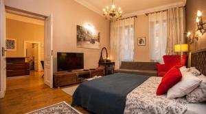 Large Apartment near Castle and Main Square