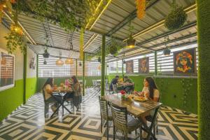 FabHotel Relax Inn Palace