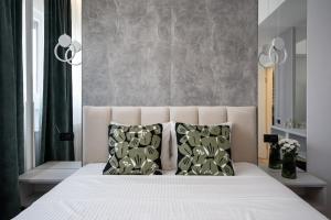 City - Center 1BR with Private Balcony