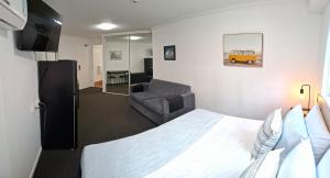 Surfers Paradise on a Budget, Pool, Spa and Sauna Included!