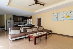 East Villa 4: 3BR Private Villa Pool BBQ