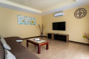 East Villa 4: 3BR Private Villa Pool BBQ