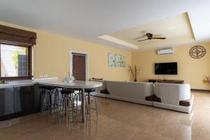 East Villa 4: 3BR Private Villa Pool BBQ