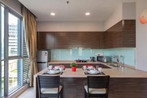Modern 3BR Somerset Apt with Harbour View