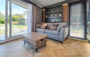 Nice Home In Scherpenisse