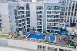 Escape24 Stylish 2BR with Pool View at Azizi Riviera