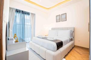 Escape24 Stylish 2BR with Pool View at Azizi Riviera