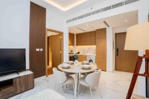 Escape24 Stylish 2BR with Pool View at Azizi Riviera