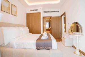 Escape24 Stylish 2BR with Pool View at Azizi Riviera
