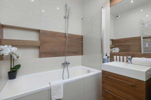 Apartament z 2 Sypialniami Kraków Parking Blisko Tauron Arena by Noclegi Renters