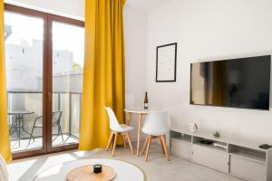 Racławicka 7 Deluxe Studios by BookingHost