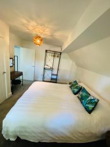 2 bedroom cottage in Bromley suitable for 4 people