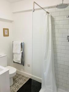 2 bedroom cottage in Bromley suitable for 4 people