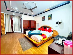 HOTEL THE MOON - Near Mall Road & Naini Lake View - LIFT -Free Parking -Restaurant -Wi-Fi Available- Ambience with Valley- A Top Rated Hotel IN Nainital