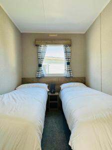 Amazing 2 bedroom caravan with hot tub