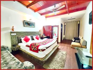 HOTEL THE MOON - Near Mall Road & Naini Lake View - LIFT -Free Parking -Restaurant -Wi-Fi Available- Ambience with Valley- A Top Rated Hotel IN Nainital