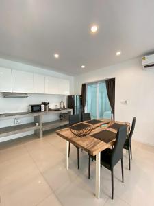 Serene Hillside Hideaway