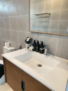 Serene Hillside Hideaway