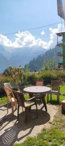 Iris cafe and cozy stay