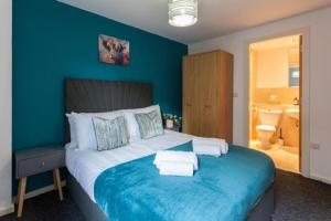 Elegant City Retreat Contemporary 2BR 2BA Netflix Included