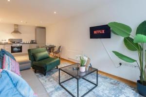 Elegant City Retreat Contemporary 2BR 2BA Netflix Included