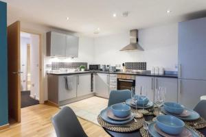 Elegant City Retreat Contemporary 2BR 2BA Netflix Included