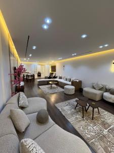 شقة فندقية بإطلالة رائعة على النيل بالزمالك 3 نوم 3 حمام