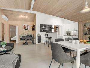 Holiday Home Mika - 800m from the sea by Interhome