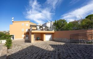 Nice Apartment In Okrug Gornji