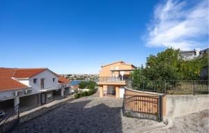 Nice Apartment In Okrug Gornji