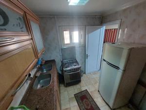 شقة 110م على البحر مباشرا سيدى بشر مكيفة