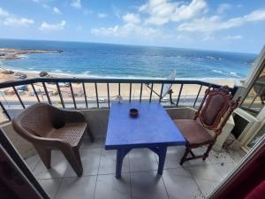 شقة 110م على البحر مباشرا سيدى بشر مكيفة