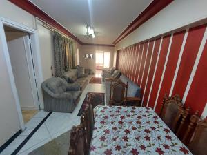 شقة 110م على البحر مباشرا سيدى بشر مكيفة