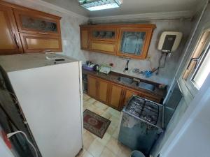 شقة 110م على البحر مباشرا سيدى بشر مكيفة