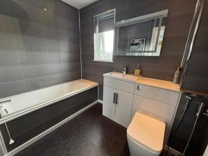 Contractors, Private Driveway for Multiple cars, Wifi, Long Stay