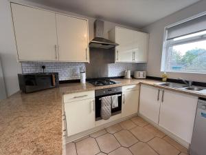 Contractors, Private Driveway for Multiple cars, Wifi, Long Stay