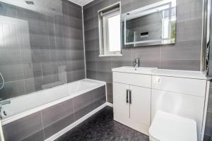 Contractors, Private Driveway for Multiple cars, Wifi, Long Stay