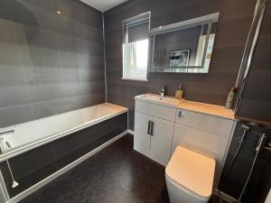 Contractors, Private Driveway for Multiple cars, Wifi, Long Stay