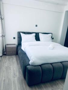 modern serenity suites three bedroom apartmen with Dsq , restaurant ,equipped gym,private parking space, children playing ground, proximity to major shopping malls and unbeatable city views