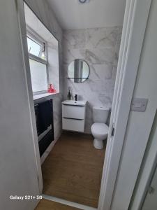 Allestree Bedroom with own shower and entrance