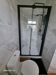 Allestree Bedroom with own shower and entrance