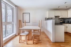 Blueground Canary Wharf parking nr bars food LON-485