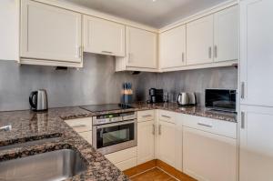 Blueground Canary Wharf parking nr bars food LON-485