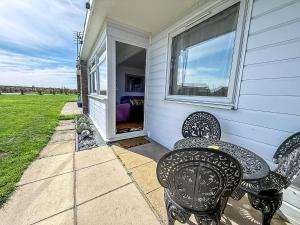 Stunning Chalet In The Charming Seaside Village Of Scratby, Norfolk Ref 51017S