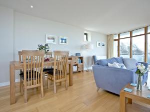 Pebbles, Horizon View