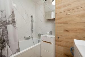 Blue Two Bedroom Apartment in Wrocław with Desk, Bathtub and Balcony by Noclegi Renters