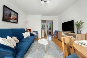Blue Two Bedroom Apartment in Wrocław with Desk, Bathtub and Balcony by Noclegi Renters