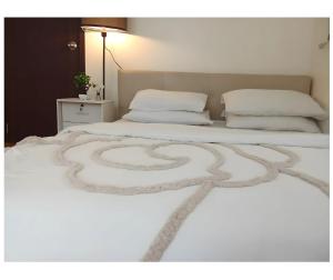 2BR PIONEER Woodland Boni,Mandaluyong connected to Boni MRT station