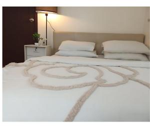 2BR PIONEER Woodland Boni,Mandaluyong connected to Boni MRT station